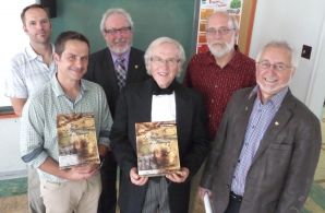 Patrick Morency, coordonnateur des activités culturelles et patrimoniales à la Ville de Montmagny, Patrick Gagnon, conseiller pédagogique Univers social et Récit à la Commission scolaire de la Côte-du-Sud, Jean-Guy Desrosiers, maire de Montmagny, sir Étienne-Paschal Taché personnifié par Réjean Boulet, Émile Gagné, président de la Société d'histoire de Montmagny, et Alain Grenier, président de la Commission scolaire de la Côte-du-Sud.