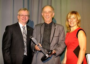 Sur la photo, on aperçoit M. Normand Couillard, le frère du propriétaire de la Pommeraie des Couillard de Cap-Saint-Ignace (entreprise gagnante du Prix du Public), entouré de M. André Fortin, président du CLD de la MRC de Montmagny, et de Mme Myriam Bossé, directrice générale de la Chambre de commerce de Montmagny. 