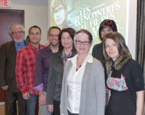 Sur la photo, on aperçoit le maire de Montmagny, M. Jean-Guy Desrosiers, le directeur général des Arts de la scène de Montmagny, M. Christian Noël, le coordonnateur des activités culturelles et patrimoniales à la Ville de Montmagny, M. Patrick Morency, la coordonnatrice du Groupe en alphabétisation Montmagny-Nord, Mme Lise Pelletier, Mme Marcelle Racine, l'enseignante en français au Centre d'études collégiales de Montmagny, Mme Sylvana Buteau, et la conteuse, Mme Arleen Thibault.