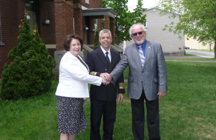 Le directeur du Service de protection contre les incendies de Montmagny, M. Pierre Boucher, entouré de la mairesse de Cap-Saint-Ignace, Mme Jocelyne Caron, et du maire de Montmagny, M. Jean-Guy Desrosiers.