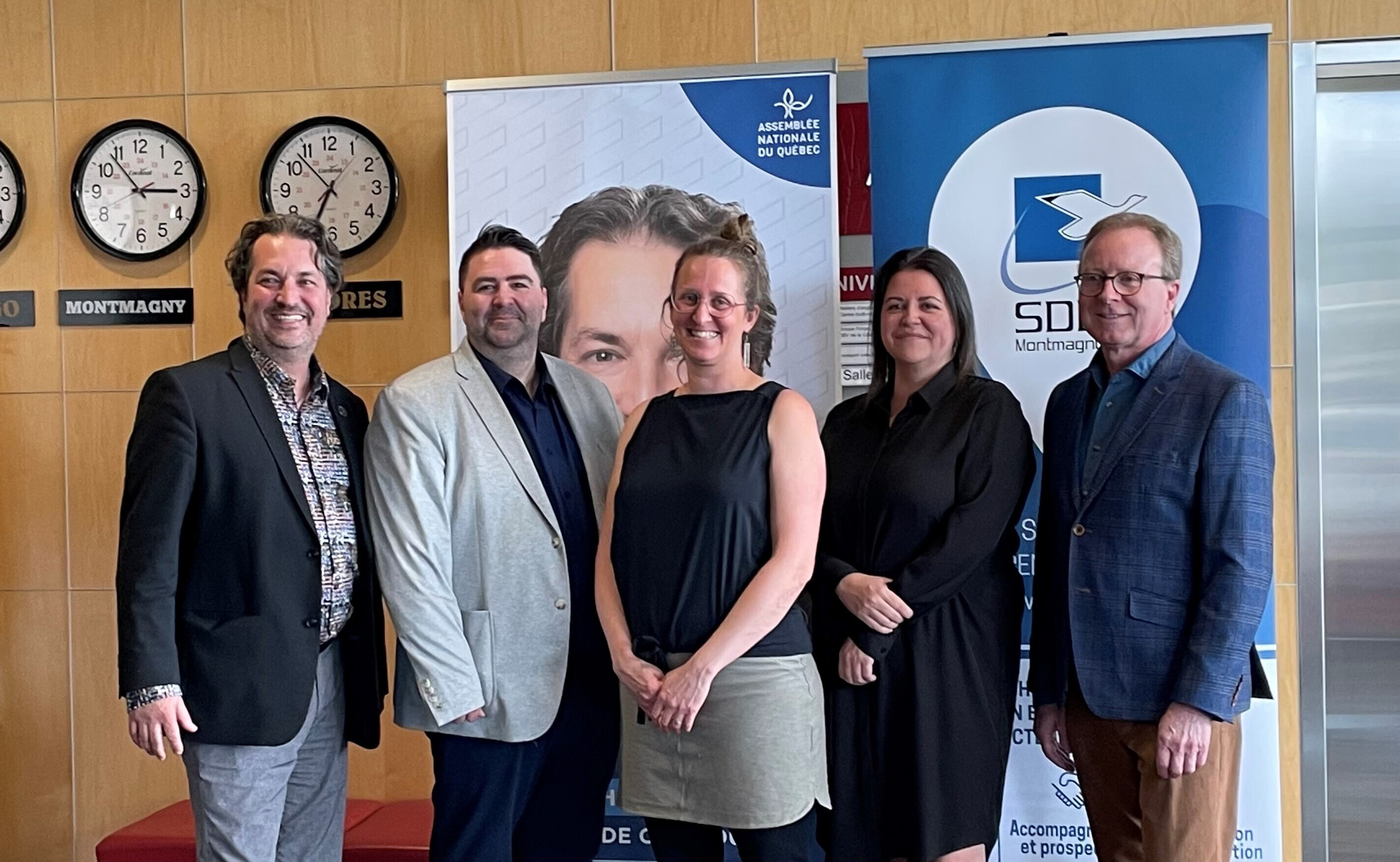 Sur la photo, dans l'ordre habituel: le député provincial de Côte-du-Sud, M. Mathieu Rivest, le directeur de la SDÉ de Montmagny, M. Mathieu Sirois, la coordonnatrice du programme Régie et techniques scéniques, Mme Sandra Matte, la directrice générale des Arts de la scène, Mme Cynthia Lamontagne, de même que le maire de la Ville de Montmagny, M. Marc Laurin.