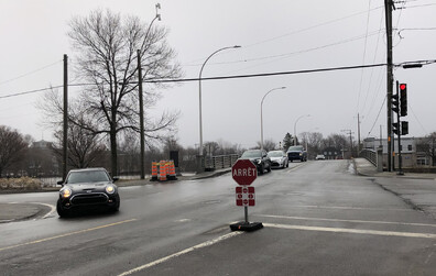 Signalisation temporaire à l'intersection de l'avenue de la Fabrique et la rue St-Louis